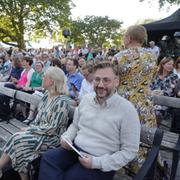 Centerpartiets partiledare Muharrem Demirok med Karin Ernlund, gruppledare för Centerpartiet i Stockholms stad, i Almedalen.
