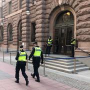 Poliser utanför riksdagsentrén.