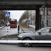 Polisen har larmats till Blåsut i södra Stockholm efter larm om ett misstänkt farligt föremål på en cykelbana