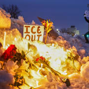 En minnesstund för offren i ICE-insatsen i Oklahoma. 