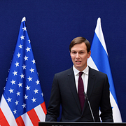Netanyahu och Kushner, 2020. Bild från Gazaremsan i augusti 2026.