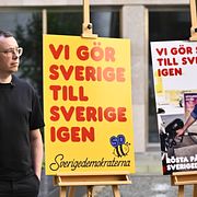 Sverigedemokraternas kommunikationschef Joakim Wallerstein  presenterar sina valaffischer.