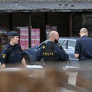 Polisens avspärrningar på platsen.