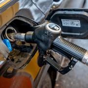 En förare tankar diesel i Göteborgstrakten. Arkivbild. 