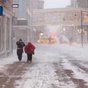 Folk på stan i ett snöigt Luleå. 