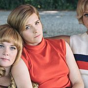 Lottie (Maja Rung), Karin (Mikaela Knapp) och Ingela (Anna Åström).