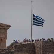 Den grekiska flaggan vajar på halv stång vid Parthenon-templet efter katastrofen.