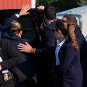 Secret service-agenter skyddar Trump efter skotten i Butler, 13 juli 2024. 