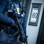 Polis utanför rättssalen i Köpenhamns tingsrätt.