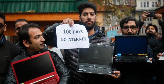 Arkivbild: Journalister i Kashmir protesterade mot internetförbudet när det gått 100 dagar.  Mukhtar Khan / TT NYHETSBYRÅN
