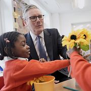 Keir Starmer besöker skolelever i mars 2026.