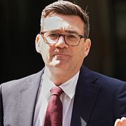 Andy Burnham på väg in till extrastämman på fredagen.