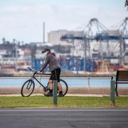 En cyklist med munskydd i Auckland.