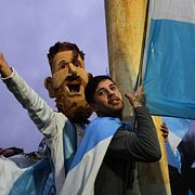 Fans utanför argentinska fotbollsförbundets högkvarter på måndagskvällen.