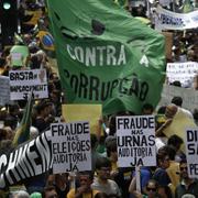 Protester mot president Rousseff och korruptionen i landet på lördagen.