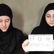 Greta Ramelli, 20, och Vanessa Marzullo, 21 i en video som publicerades tidigare i år.