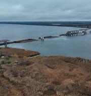 Bron Antonivsky i Chersonregionen. Det har varit den huvudsakliga bron över Dnepr, men den förstördes i början av november. Bernat Armangue / AP