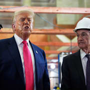 Trump och Powell på rundtur i Federal Reserves renoverade lokaler. Renoveringen ingår nu i utredningen av Powell. 