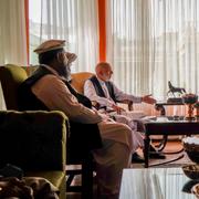 Hamid Karzai, Anas Haqqani och Abdullah Abdullah i en bild som talibanerna har skickat ut.