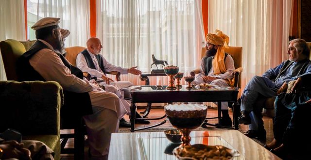 Hamid Karzai, Anas Haqqani och Abdullah Abdullah i en bild som talibanerna har skickat ut. Taliban / TT NYHETSBYRÅN