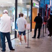 Arkivbild: Kö utanför Systembolaget i Charlottenbergs Shoppingcenter i Värmland i somras, då Norge försökte öppna gränsen. 