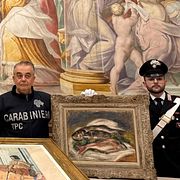 Italienska poliser med de tre återfunna målningarna:  Cézannes ”Stilleben med körsbär” till vänster, Matisses ”Odalisker på terrassen” i mitten och Renoirs ”Fiskar” till höger. Parma, Italien den 14 augusti 2026.