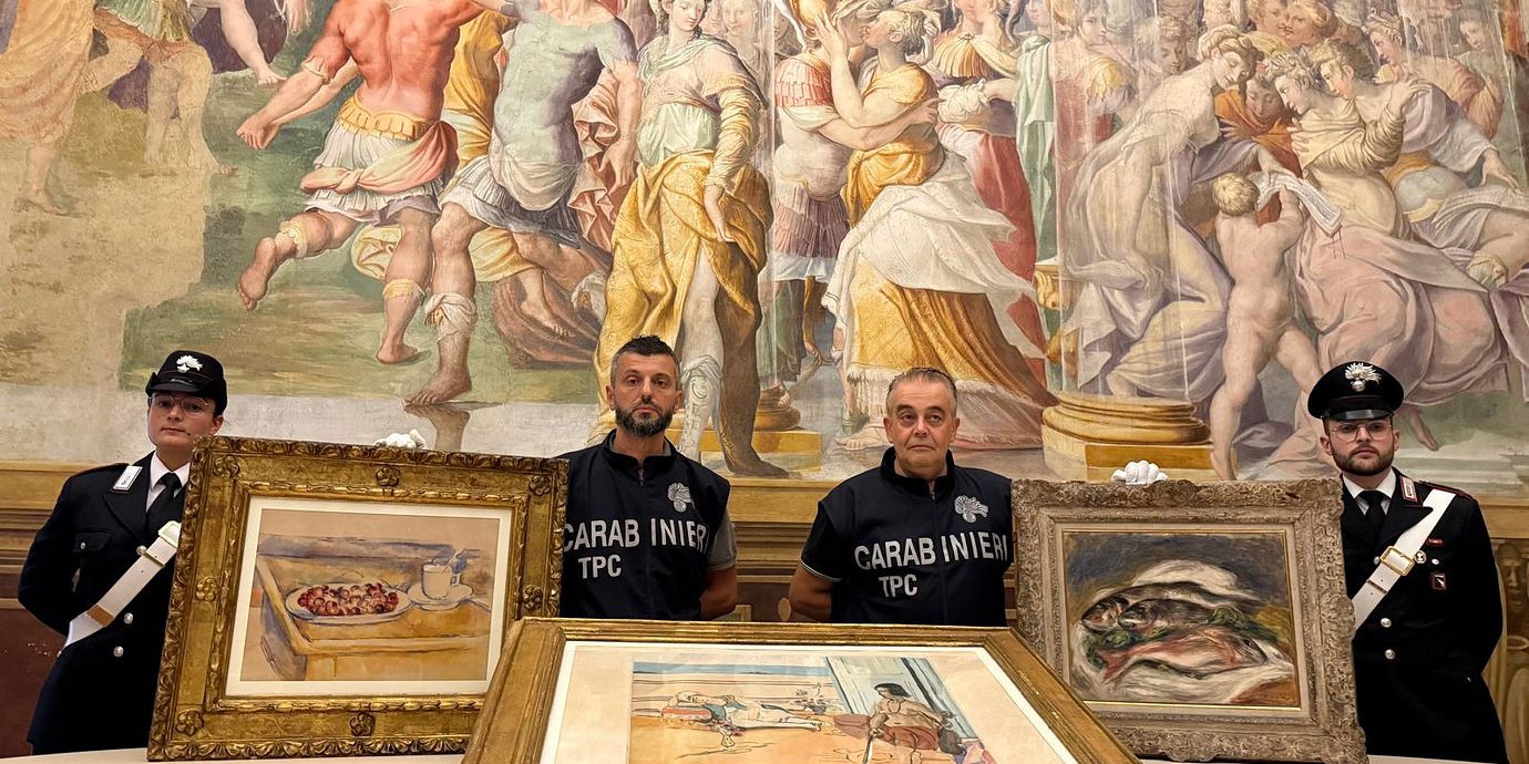 Italienska poliser med de tre återfunna målningarna:  Cézannes ”Stilleben med körsbär” till vänster, Matisses ”Odalisker på terrassen” i mitten och Renoirs ”Fiskar” till höger. Parma, Italien den 14 augusti 2026.