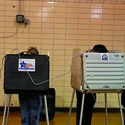 Amerikanska väljare i röstbåsen.