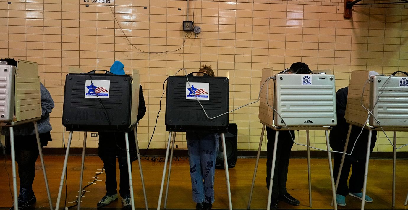 Amerikanska väljare i röstbåsen.