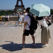 Turister vid Eiffeltornet i Paris.