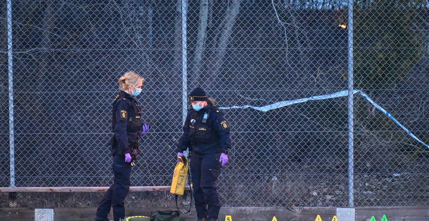 Polis på plats vid en fotbollsplan i stadsdelen Vårby Gård i Huddinge, söder om Stockholm efter att en man hittats skjuten.