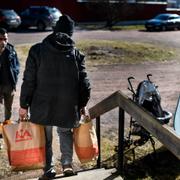 Arkivbild: Mofid Jahel med de matkassar som delats ut till migranter i Hultsfred.