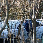 Polisens tekniker undersöker den bil där en man påträffats död i området Albano norr om Stockholm på lördagseftermiddagen.