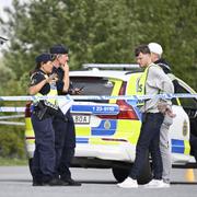 Polis på plats utanför Örebro moské i stadsdelen Vivalla.