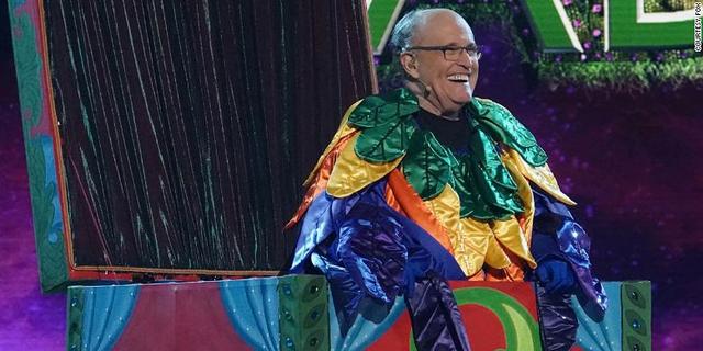 Rudy Giuliani tar av masken. Fox