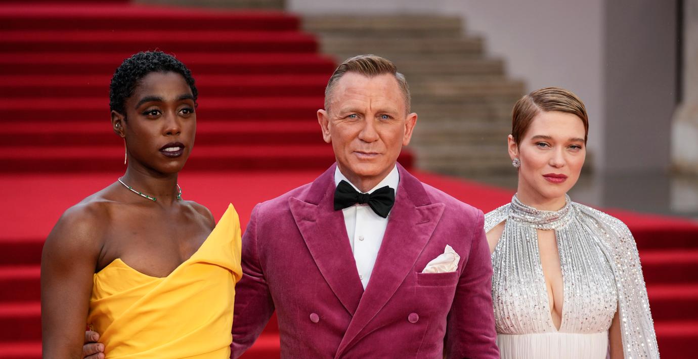 Daniel Craig (mitten) vid världspremiären av den senaste Bond-filmen 2021.