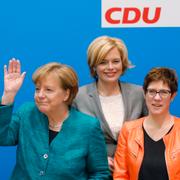 Angela Merkel, Julia Kloeckner och Annegret Kramp-Karrenbauer vid CDU-möte.