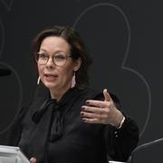 Migrationsminister Maria Malmer Stenergard tar emot ett betänkande med förslag på nya regler för arbetskraftsinvandring från utredaren Ann-Jeanette Eriksson. 