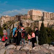 Turister tar bilder nedanför Akropolis sedan turistmålet stängt till följd av ett blixtnedslag.