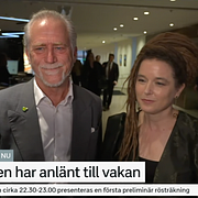Daniel Helldén och Amanda Lind på väg in till valvakan.