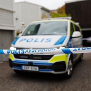 Polis på plats där en kvinna i 80-årsåldern har avlidit efter att ha hittats utomhus med skador i Hudiksvall.
