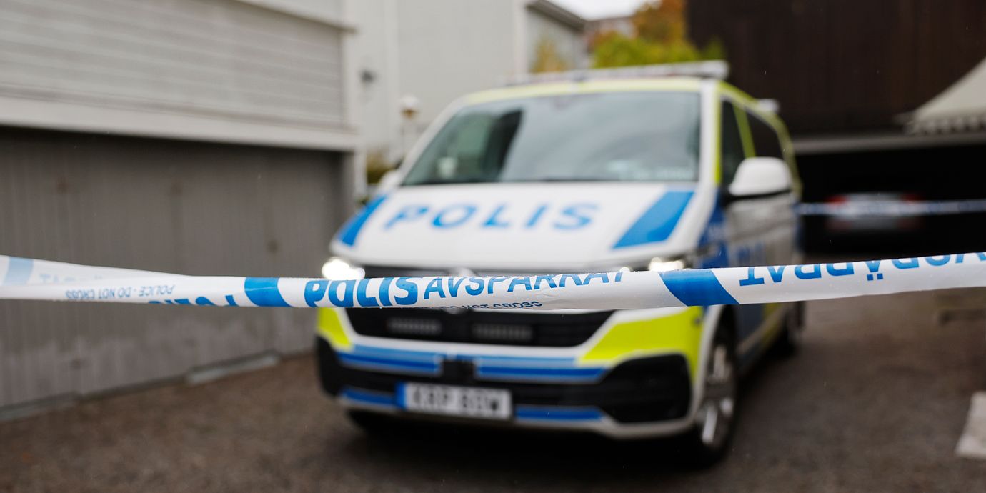 Polis på plats där en kvinna i 80-årsåldern har avlidit efter att ha hittats utomhus med skador i Hudiksvall.