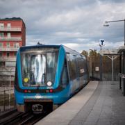 Tunnelbanetåg i Svedmyra i Stockholm. 