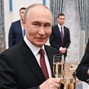 Ryska presidenten Vladimir Putin skålar i Kreml. 