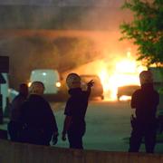Polisen under Husbykravallerna.