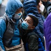 Personer som bär ansiktsmask i Hong Kong.