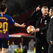 Manchester Uniteds norske tränare Ole Gunnar Solskjaer ger bollen till den spanske mittfältaren  Sergi Roberto. 