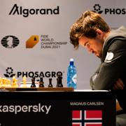 Jan Nepomniatsjtsji och Magnus Carlsen under finalen. 