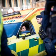 Ambulans och polis på Stortorget i Örebro för att hedra offren i skolskjutningen under en tyst minut. 