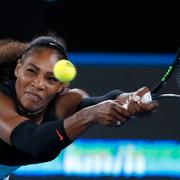 Serena Williams sträcker ut sig för ett backhandslag, i finalen mot systern Venus i Australian Open.